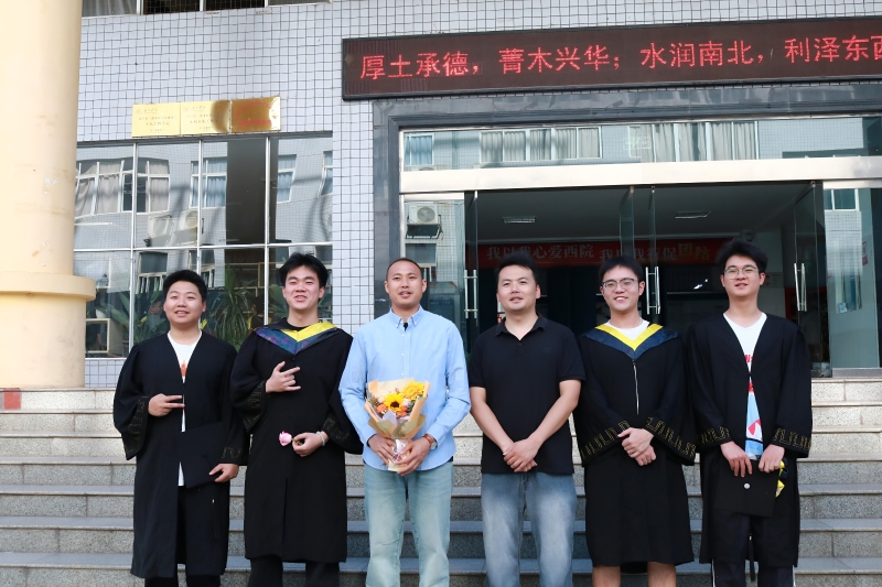 学生工作文老师马老师与毕业生合影